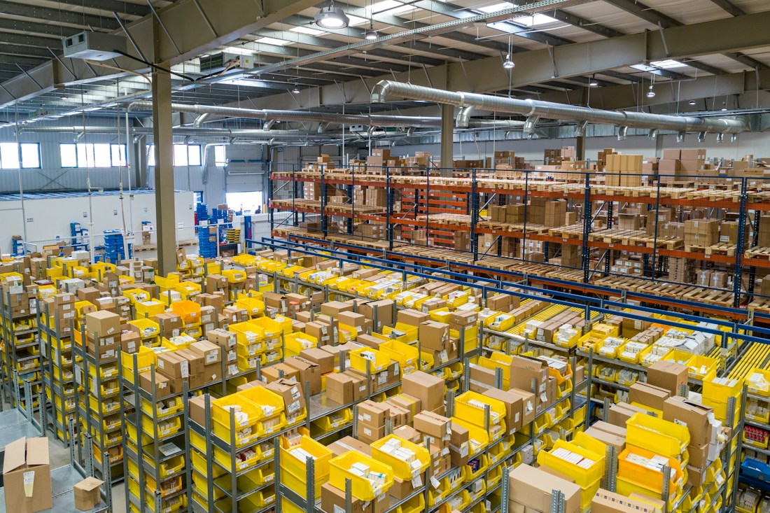 Magazzino organizzato per logistica e distribuzione